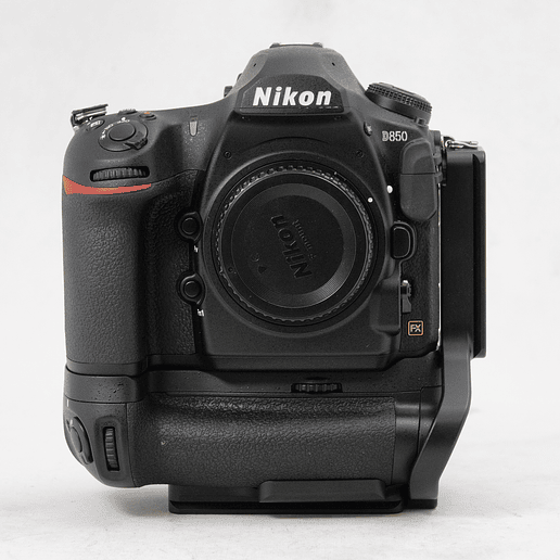 Nikon D850 DSLR con MB-D18 BATTERYGRIP y Kirk L-Bracket - Usado 2