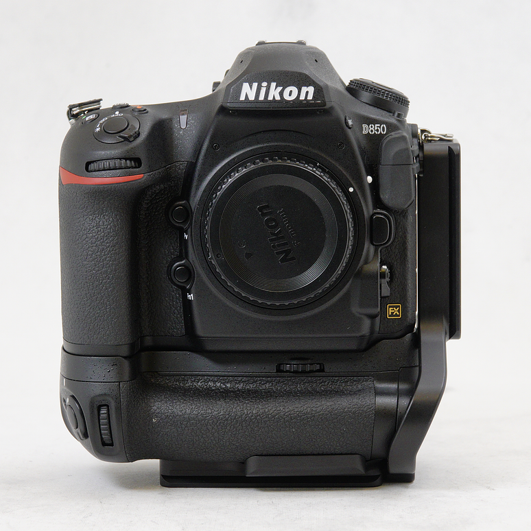 Nikon D850 DSLR con MB-D18 BATTERYGRIP y Kirk L-Bracket - Usado 2