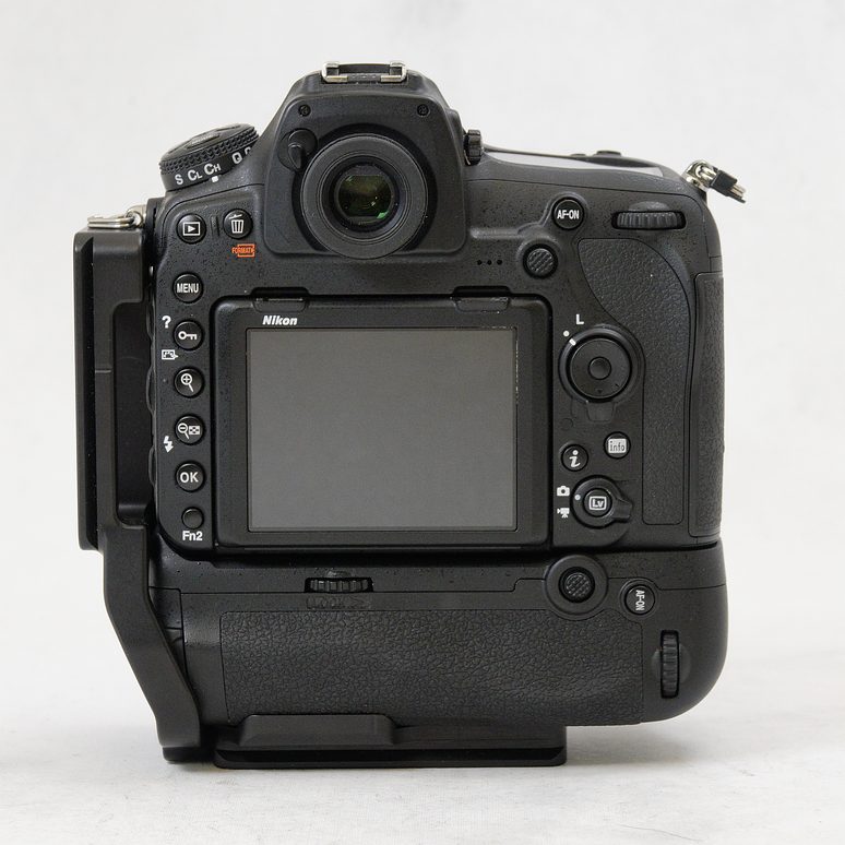 Nikon D850 DSLR con MB-D18 BATTERYGRIP y Kirk L-Bracket - Usado 6