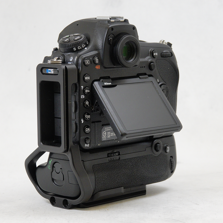 Nikon D850 DSLR con MB-D18 BATTERYGRIP y Kirk L-Bracket - Usado 7