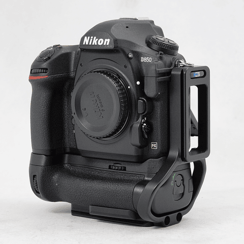 Nikon D850 DSLR con MB-D18 BATTERYGRIP y Kirk L-Bracket - Usado