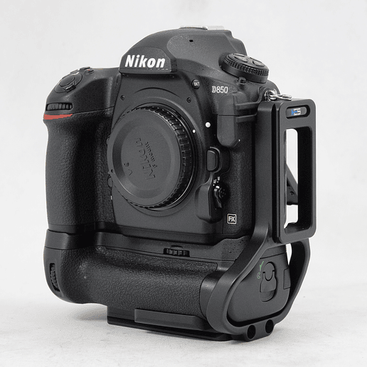 Nikon D850 DSLR con MB-D18 BATTERYGRIP y Kirk L-Bracket - Usado 9