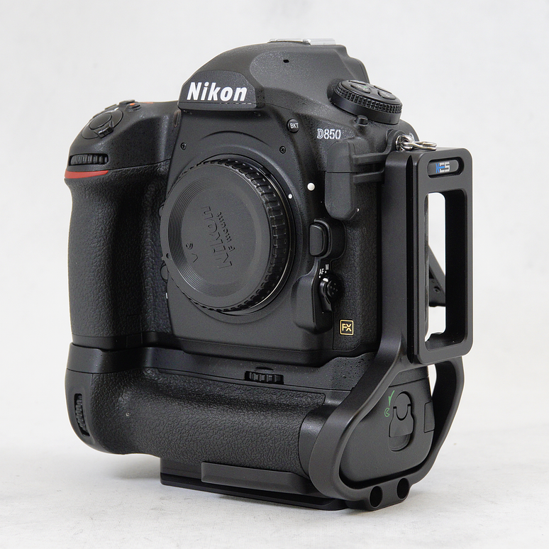 Nikon D850 DSLR con MB-D18 BATTERYGRIP y Kirk L-Bracket - Usado 9