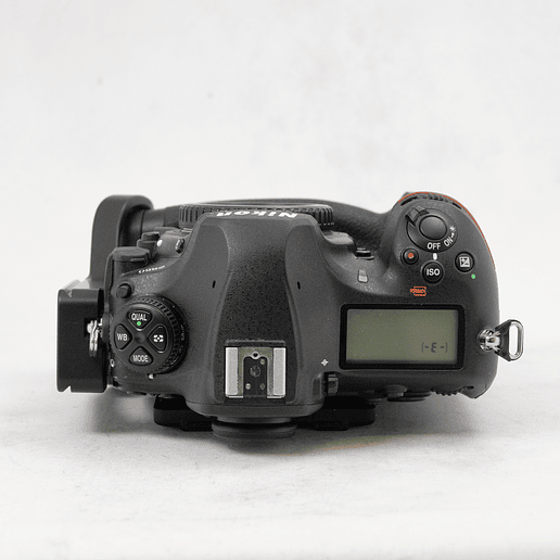 Nikon D850 DSLR con MB-D18 BATTERYGRIP y Kirk L-Bracket - Usado 10