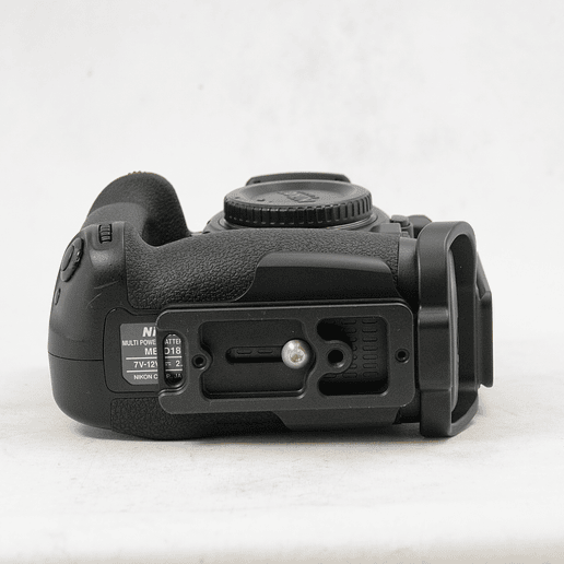 Nikon D850 DSLR con MB-D18 BATTERYGRIP y Kirk L-Bracket - Usado 11