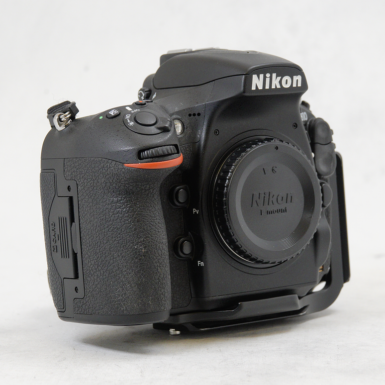 Nikon D810 DSLR con Battery Grip mas L Bracket y accesorios - Usado 5