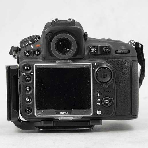 Nikon D810 DSLR con Battery Grip mas L Bracket y accesorios - Usado 7