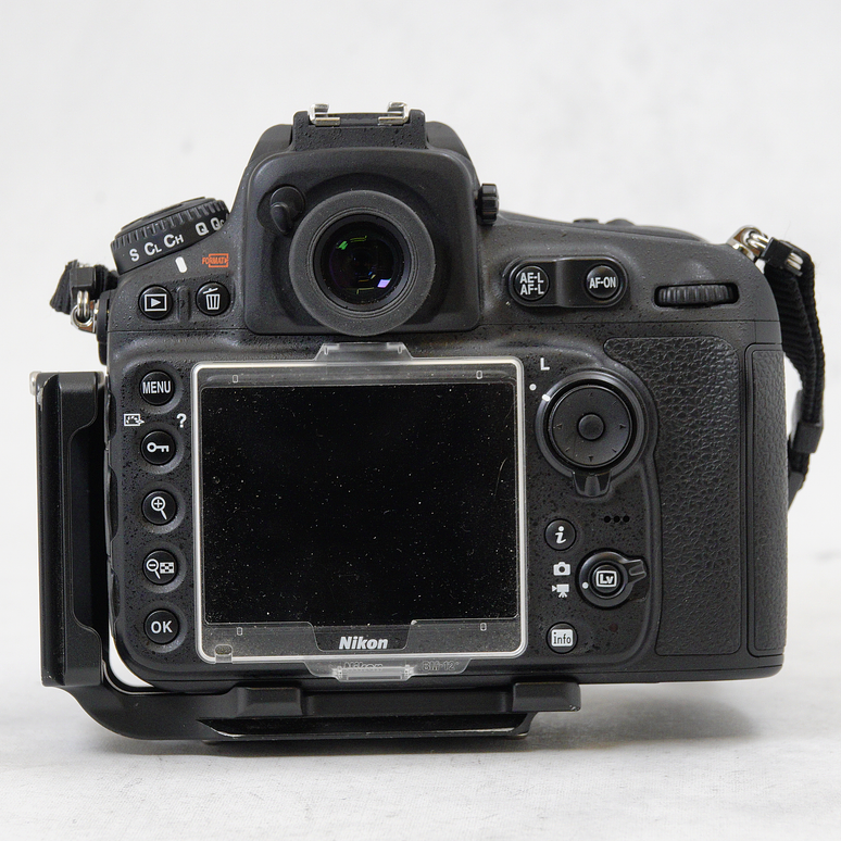 Nikon D810 DSLR con Battery Grip mas L Bracket y accesorios - Usado 7