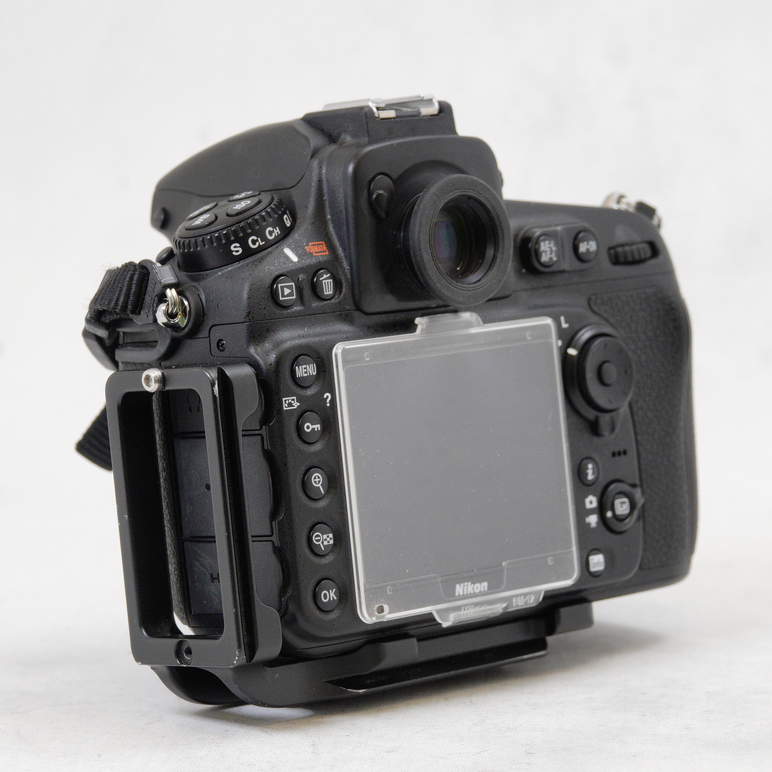 Nikon D810 DSLR con Battery Grip mas L Bracket y accesorios - Usado