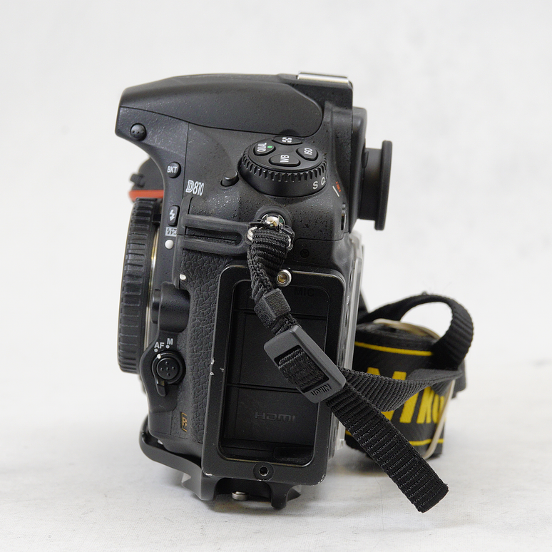Nikon D810 DSLR con Battery Grip mas L Bracket y accesorios - Usado 9