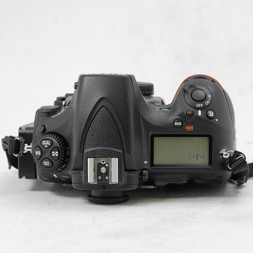 Nikon D810 DSLR con Battery Grip mas L Bracket y accesorios - Usado 11