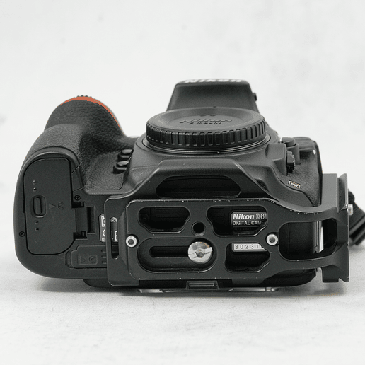 Nikon D810 DSLR con Battery Grip mas L Bracket y accesorios - Usado 12