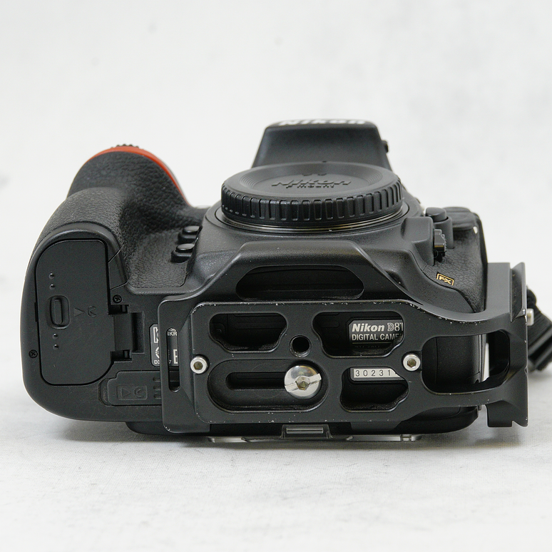 Nikon D810 DSLR con Battery Grip mas L Bracket y accesorios - Usado 12