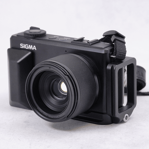 Sigma DP3 Merrill con lente 50mm f2.8 Macro mas accesorios - Usado
