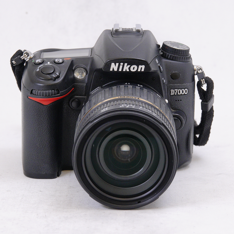 Nikon D7000 con Lente Tamron SP 17-50mm f/2.8 Di II LD Aspherical IF mas bolso - Usado 2