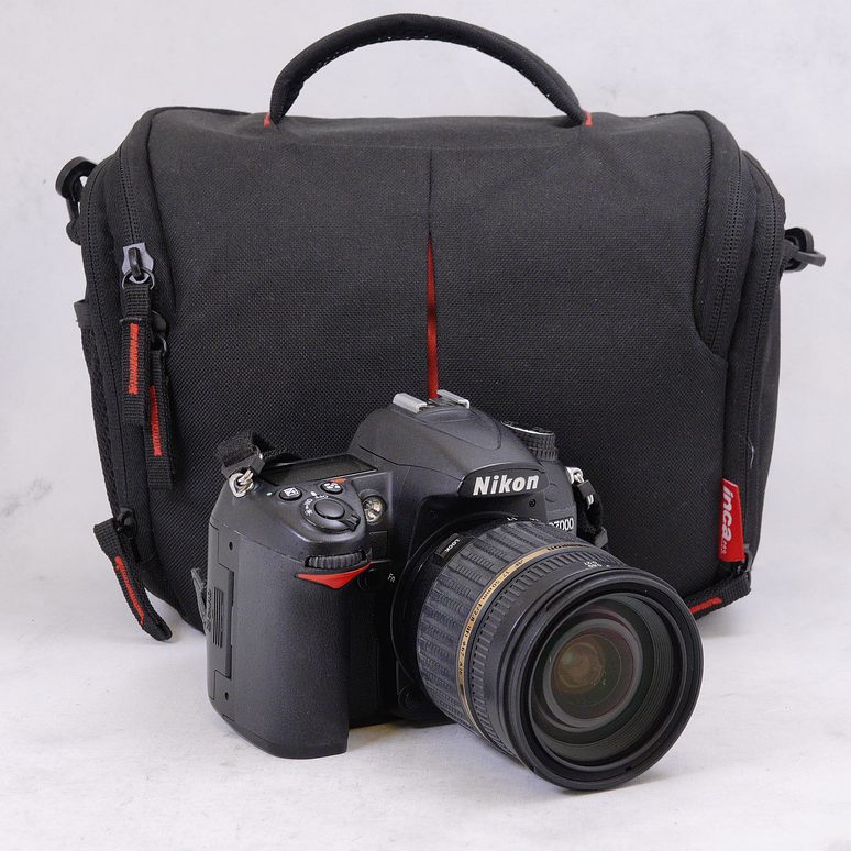 Nikon D7000 con Lente Tamron SP 17-50mm f/2.8 Di II LD Aspherical IF mas bolso - Usado 12