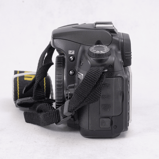 Nikon D80 con bolso y accesorios - Usado  8