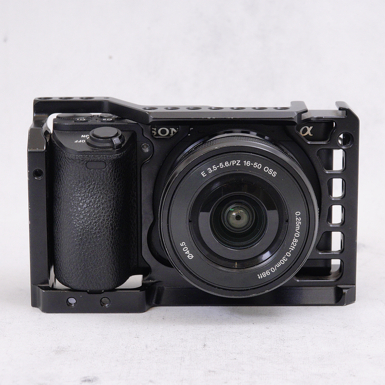 Sony Alpha a6500 con lente 16-50mm y SmallRig Cage  - Usado 2