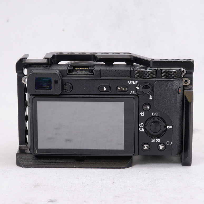 Sony Alpha a6500 con lente 16-50mm y SmallRig Cage  - Usado 6