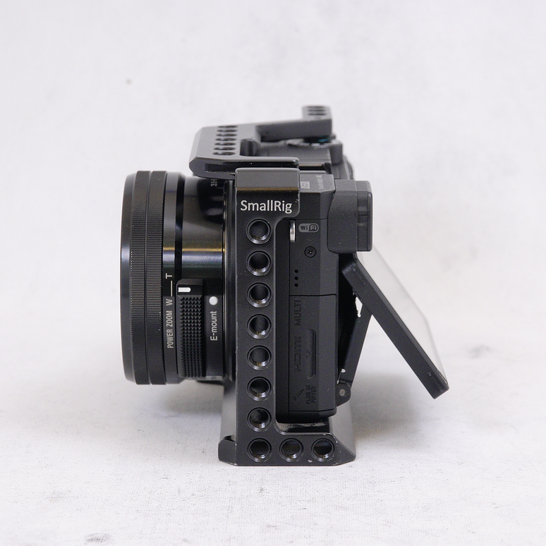 Sony Alpha a6500 con lente 16-50mm y SmallRig Cage  - Usado 8