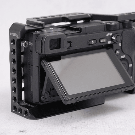 Sony Alpha a6500 con lente 16-50mm y SmallRig Cage  - Usado 12