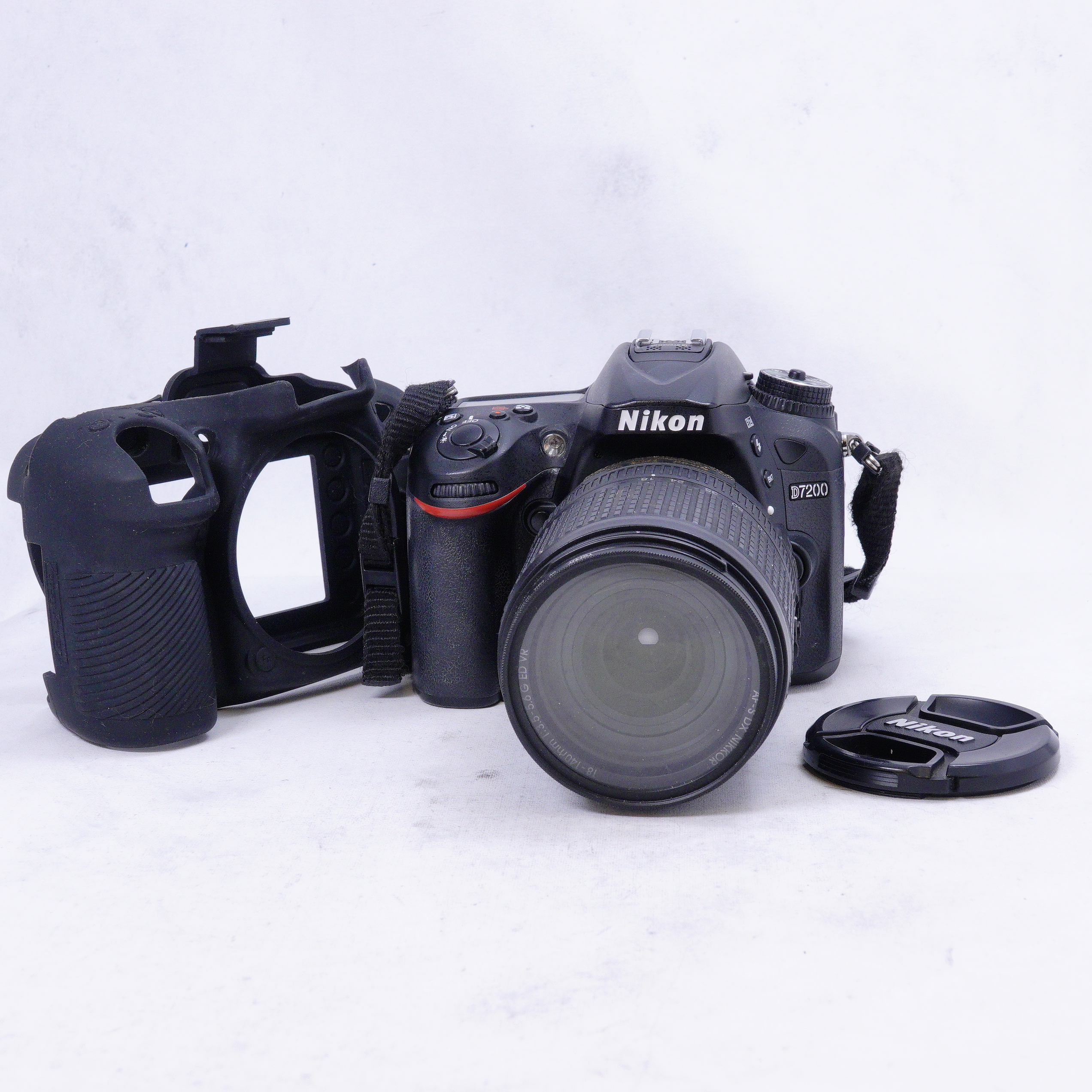 Nikon D7200 mas Nikkor 18-140mm f3.5-5.6 G ED VR y accesorios - Usado