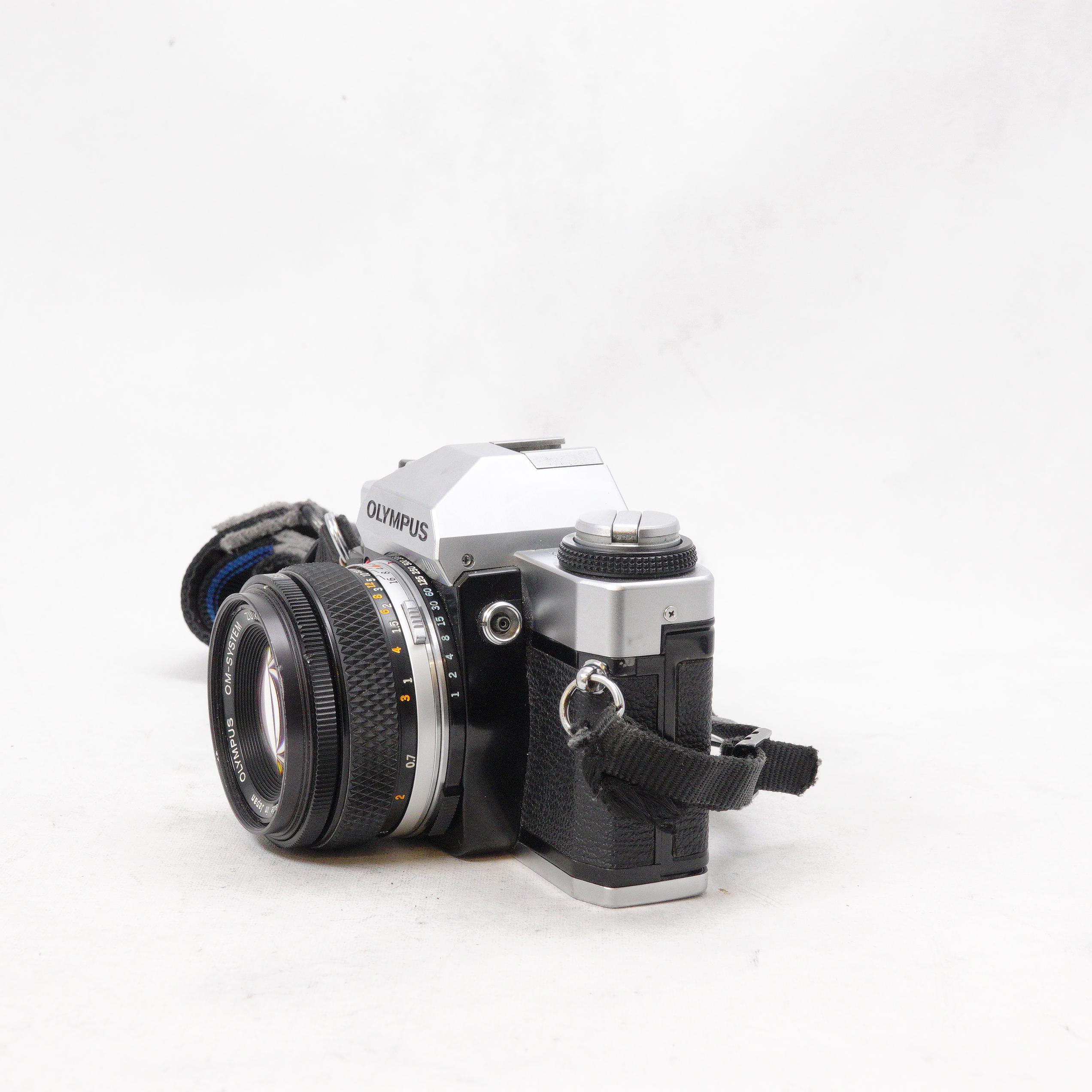 Olympus OM20 con lente Zuiko 50mm f1.8 más flash, bolso y accesorios - Usado
