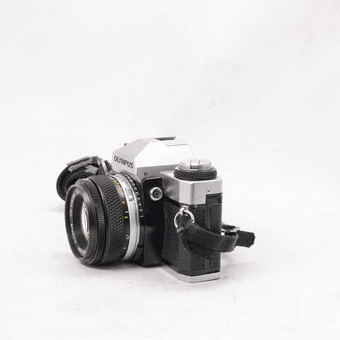Olympus OM20 con lente Zuiko 50mm f1.8 más flash, bolso y ac
