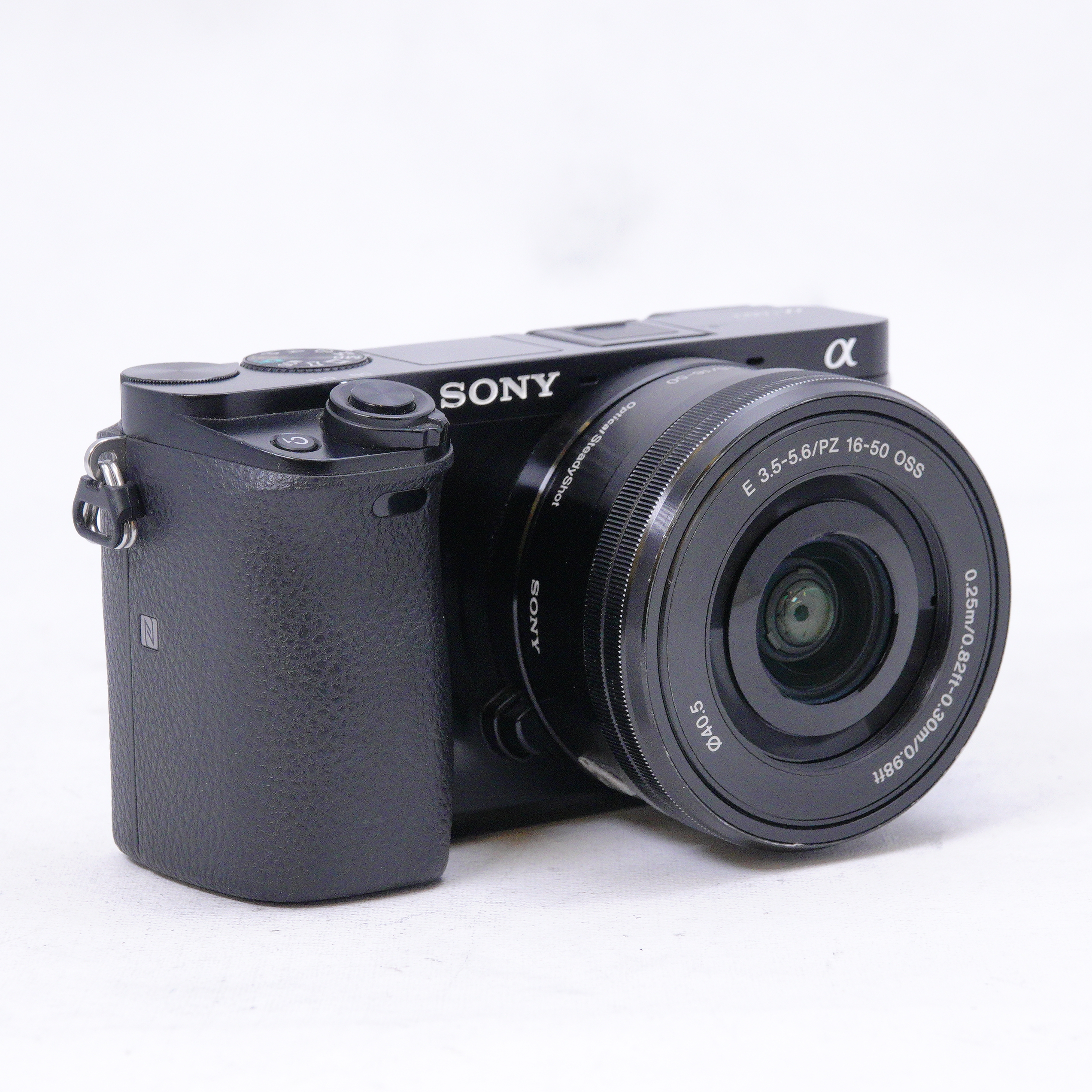 Sony a6000 con lente 16-50mm kit - Usado