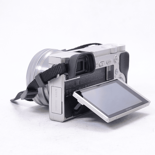 Sony Alpha a6000 con lente kit 16-50mm f3.5-5.6 PZ OSS - Usado 7