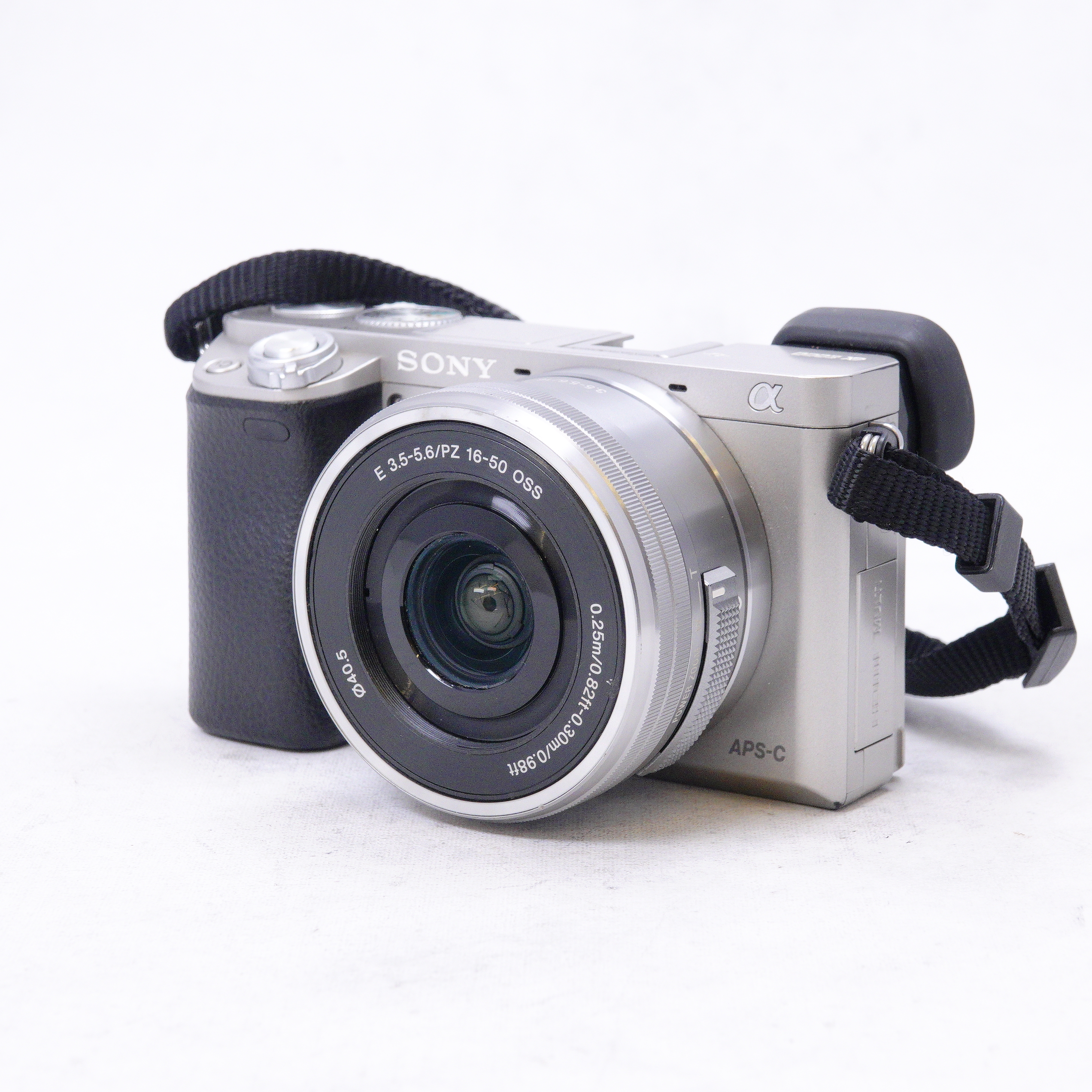 Sony Alpha a6000 con lente kit 16-50mm f3.5-5.6 PZ OSS - Usa