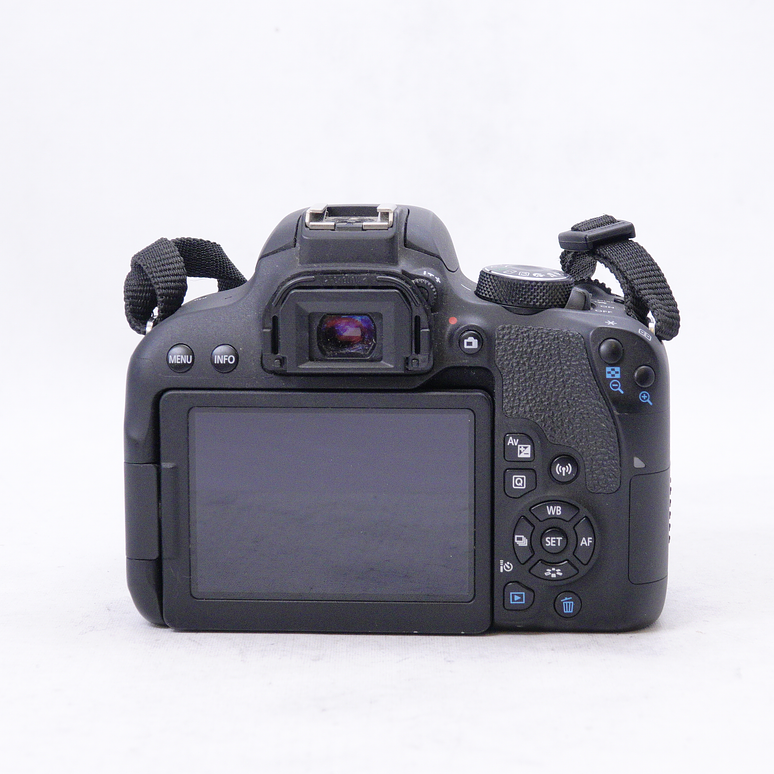 Canon EOS 800D con lente EF-S 18-135mm kit - Usado 6