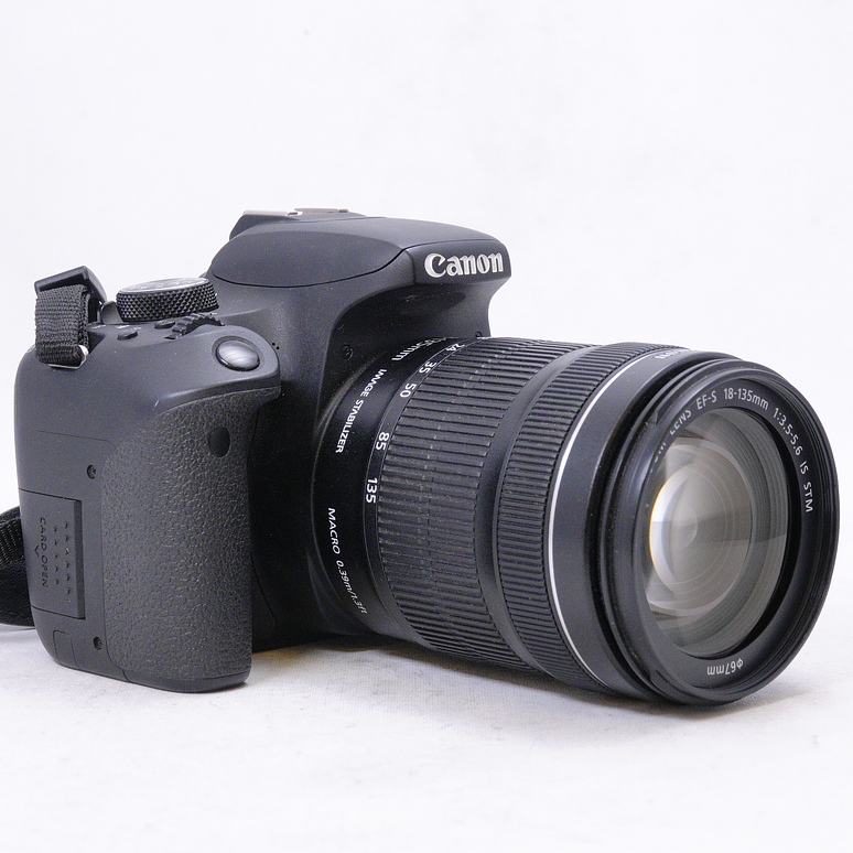 Canon EOS 800D con lente EF-S 18-135mm kit - Usado 3