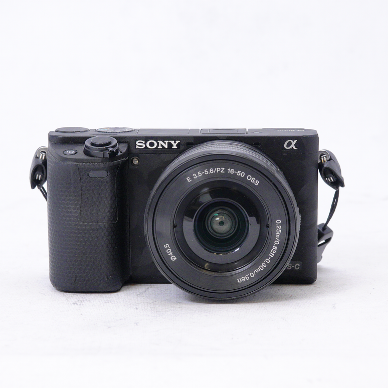 Sony a6000 con lente kit 16-50mm y skin protector - Usado 2