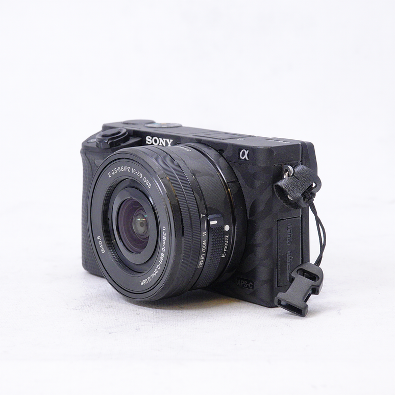 Sony a6000 con lente kit 16-50mm y skin protector - Usado 9