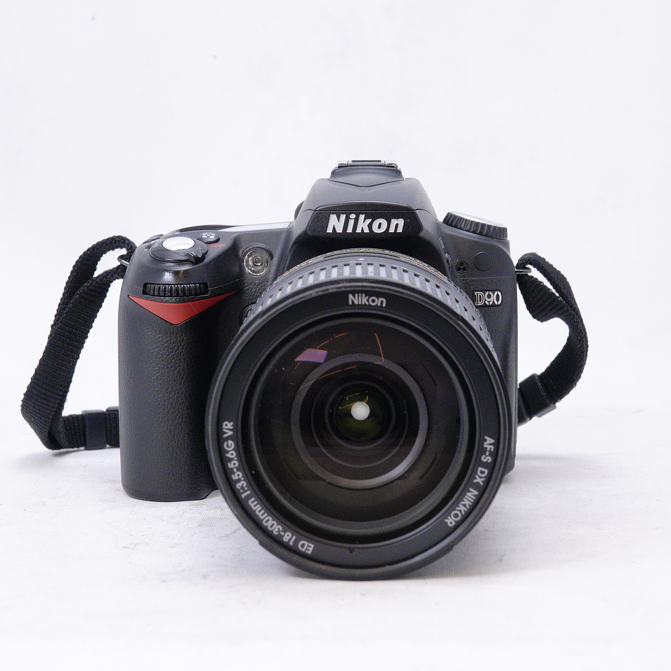 Nikon D90 con lente 18-300mm DX f3.5-5.6 G ED y extras - Usado