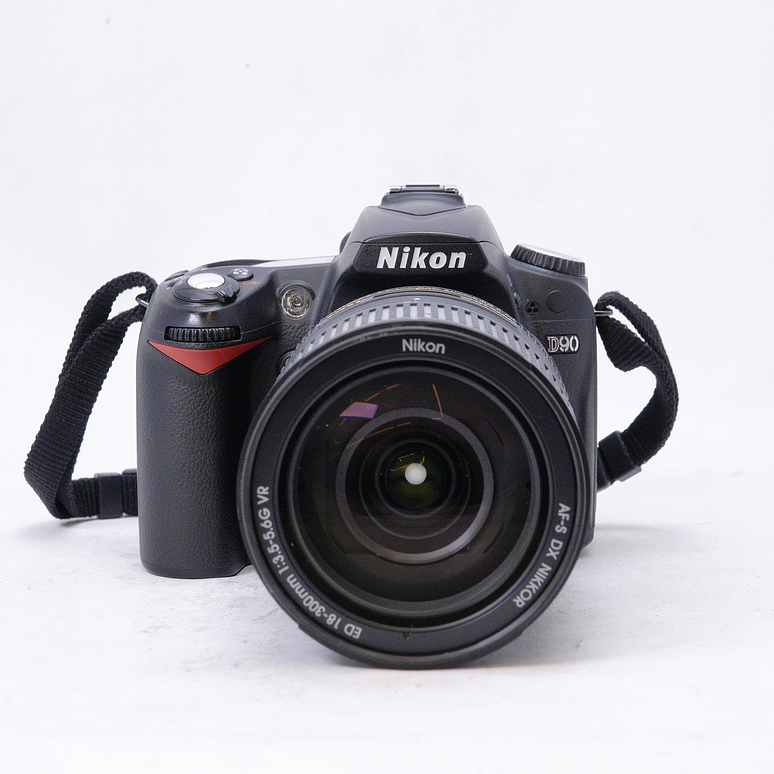 Nikon D90 con lente 18-300mm DX f3.5-5.6 G ED y extras - Usado 1