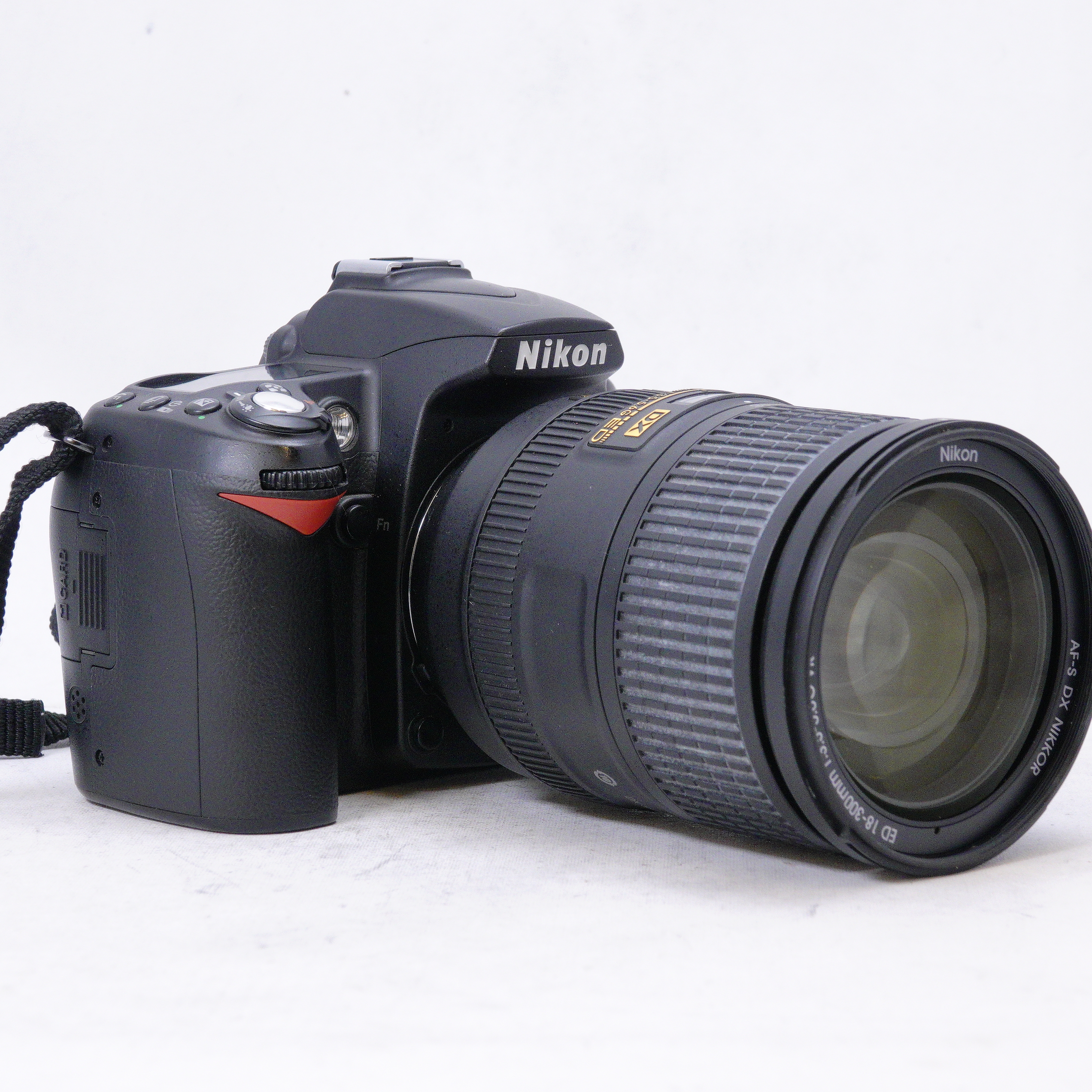 Nikon D90 con lente 18-300mm DX f3.5-5.6 G ED y extras - Usado