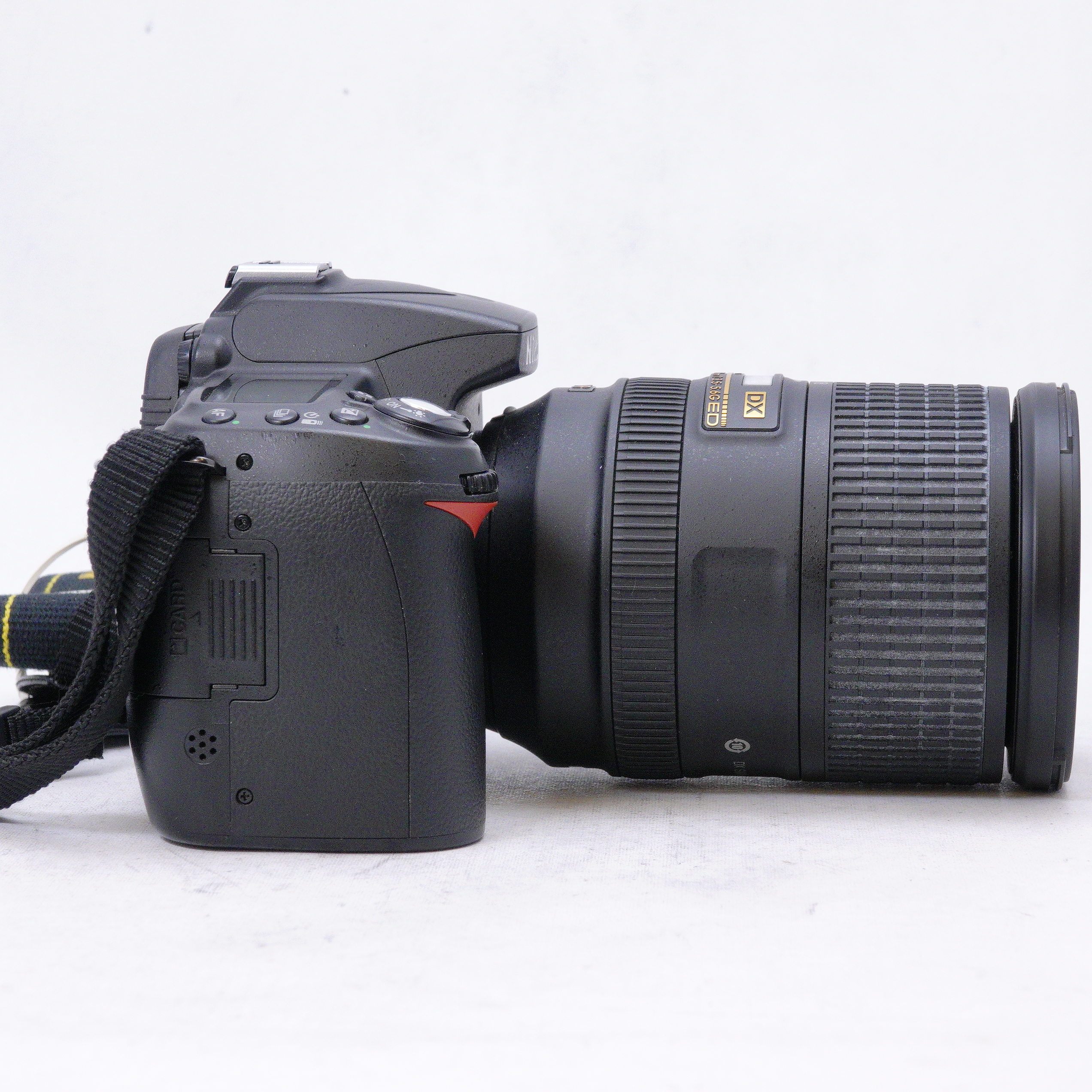 Nikon D90 con lente 18-300mm DX f3.5-5.6 G ED y extras - Usado