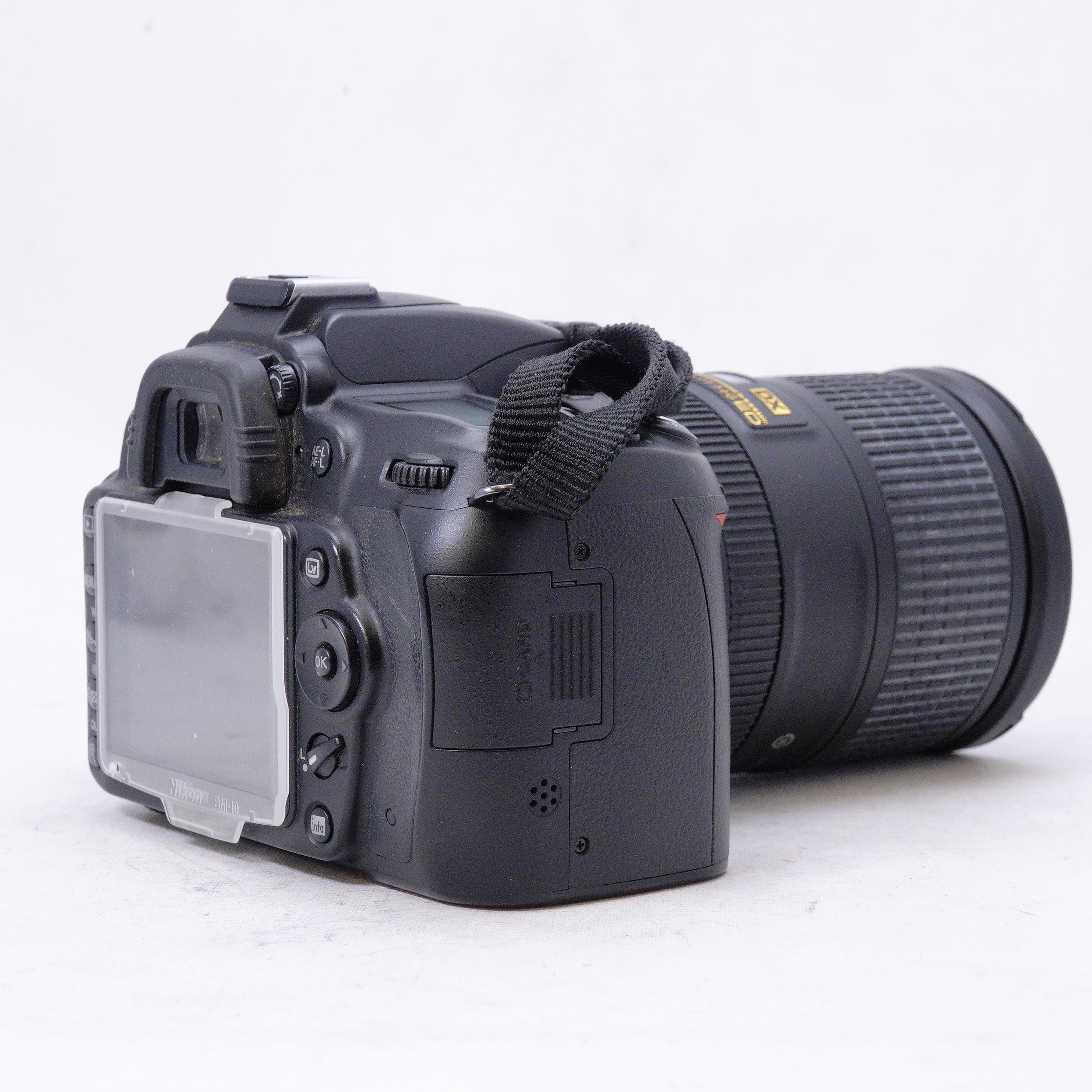 Nikon D90 con lente 18-300mm DX f3.5-5.6 G ED y extras - Usado