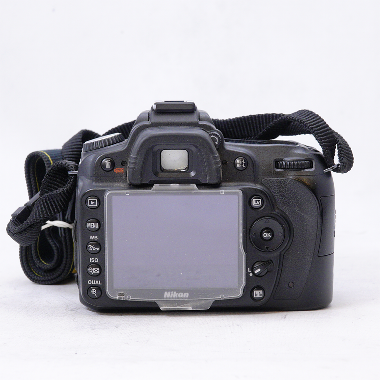 Nikon D90 con lente 18-300mm DX f3.5-5.6 G ED y extras - Usado 5