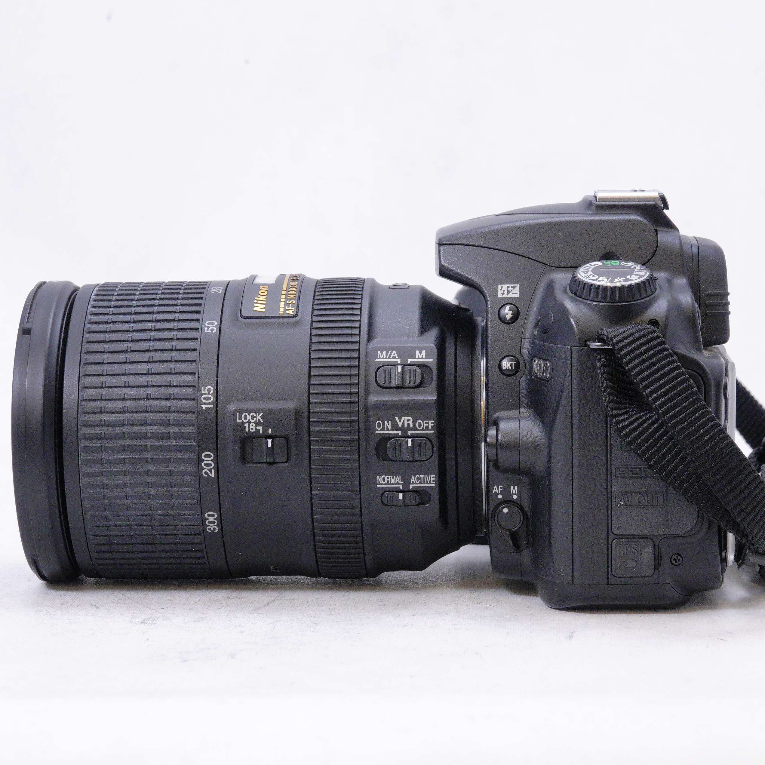 Nikon D90 con lente 18-300mm DX f3.5-5.6 G ED y extras - Usado