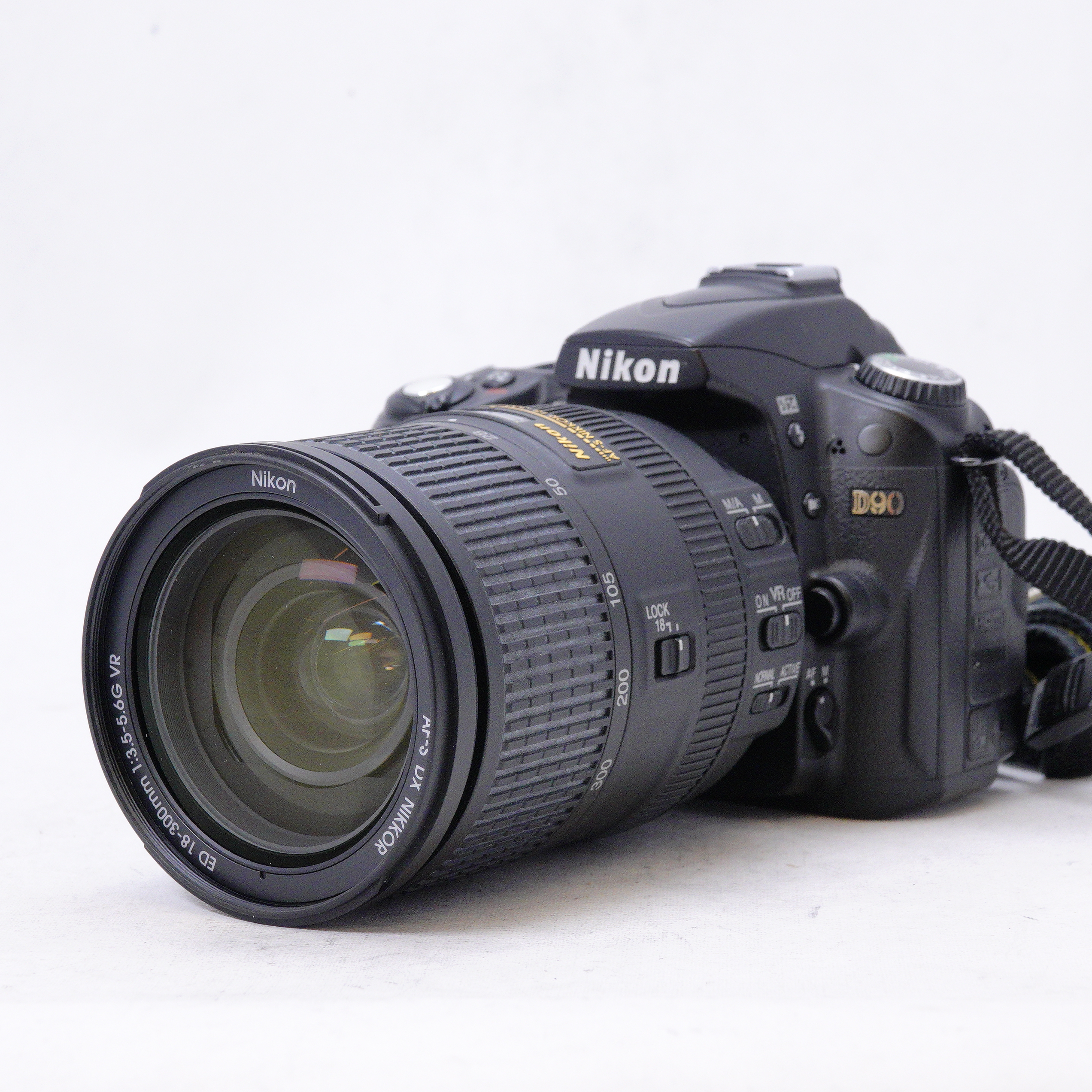 Nikon D90 con lente 18-300mm DX f3.5-5.6 G ED y extras - Usa