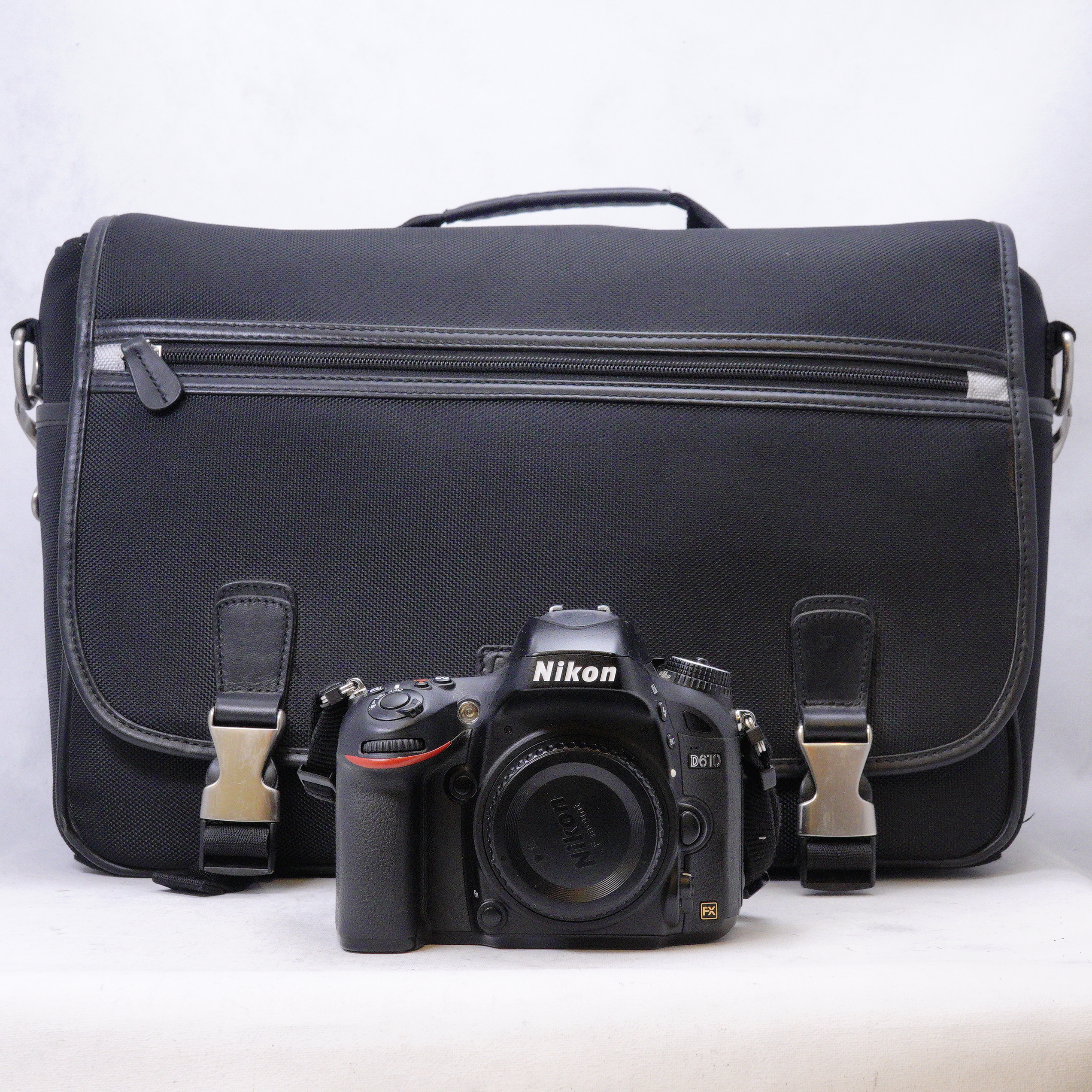 Nikon D610 DSLR con Bolso Nikon y extras - Usados