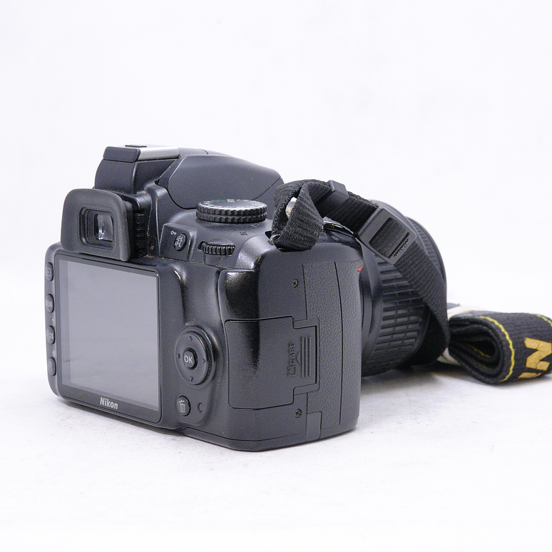 Nikon D3000 con lente kit 18-55 - Usado 5