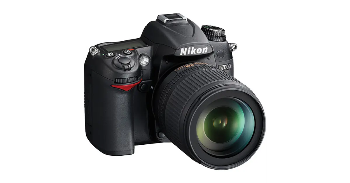 Nikon D7000 con Lente Nikkor 18-105mm f3.5-6 DX más Grip Bow