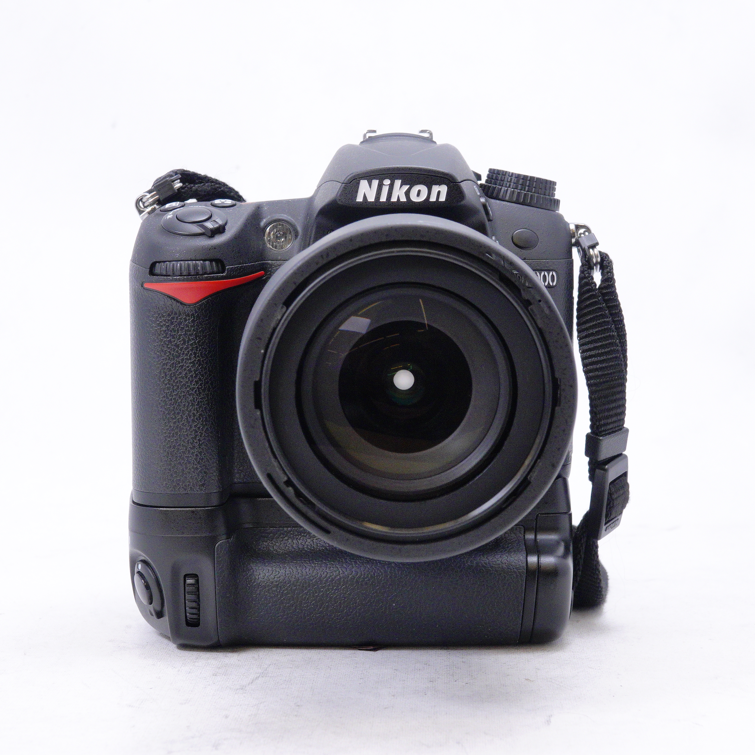Nikon D7000 con Lente Nikkor 18-105mm f3.5-6 DX más Grip Bow