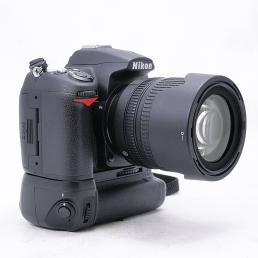 Nikon D7000 con Lente Nikkor 18-105mm f3.5-6 DX más Grip Bower y accesorios - Usado 3