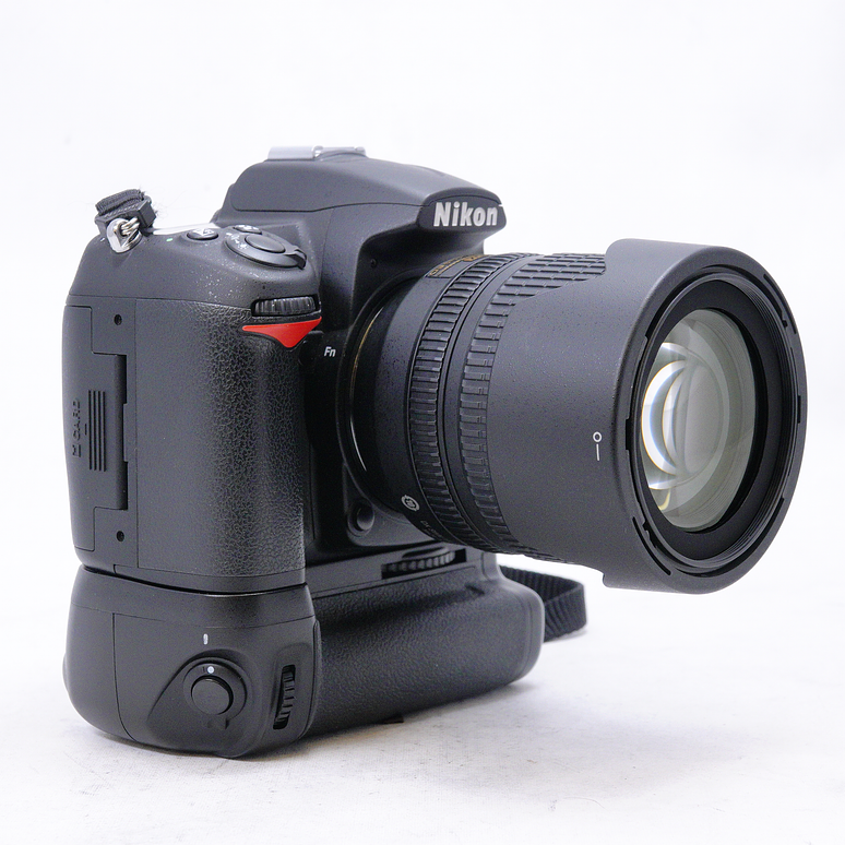 Nikon D7000 con Lente Nikkor 18-105mm f3.5-6 DX más Grip Bower y accesorios - Usado 3