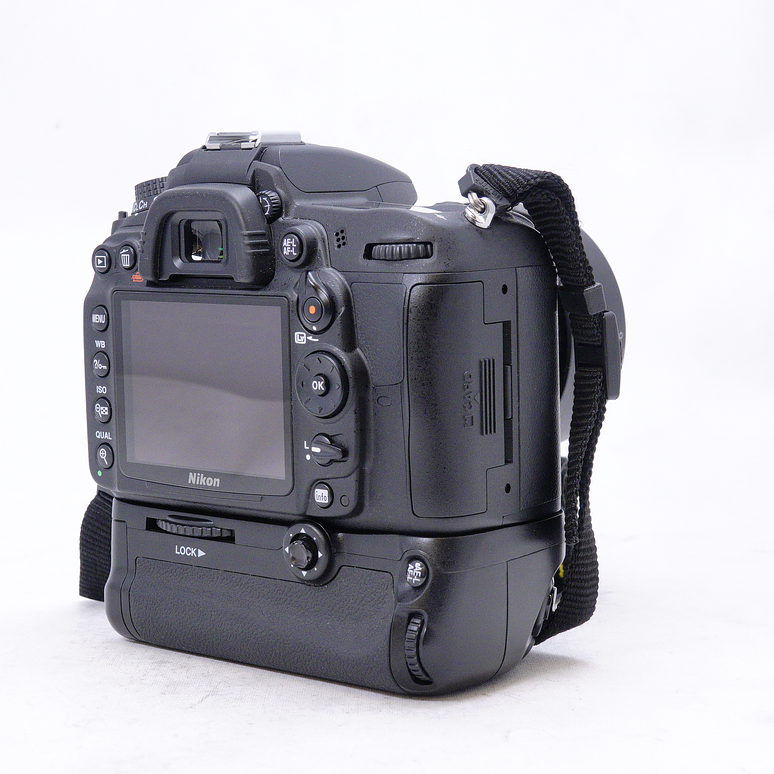 Nikon D7000 con Lente Nikkor 18-105mm f3.5-6 DX más Grip Bower y accesorios - Usado 4